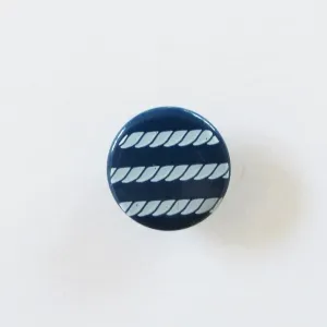 Druckknöpfe Seil auf dunkelblau